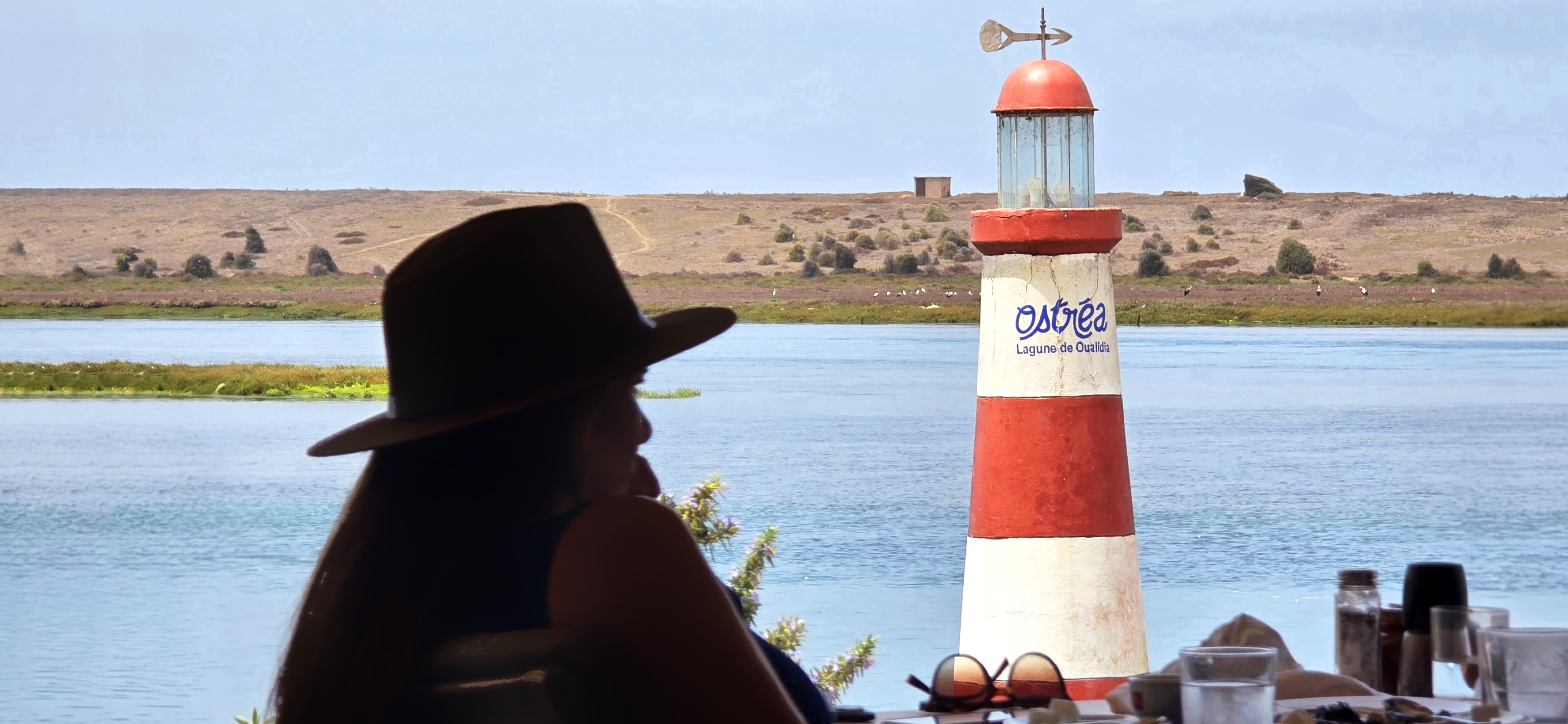 Vue depuis la terrasse du restaurant Ostréa sur le phare et la lagune de Oualidia