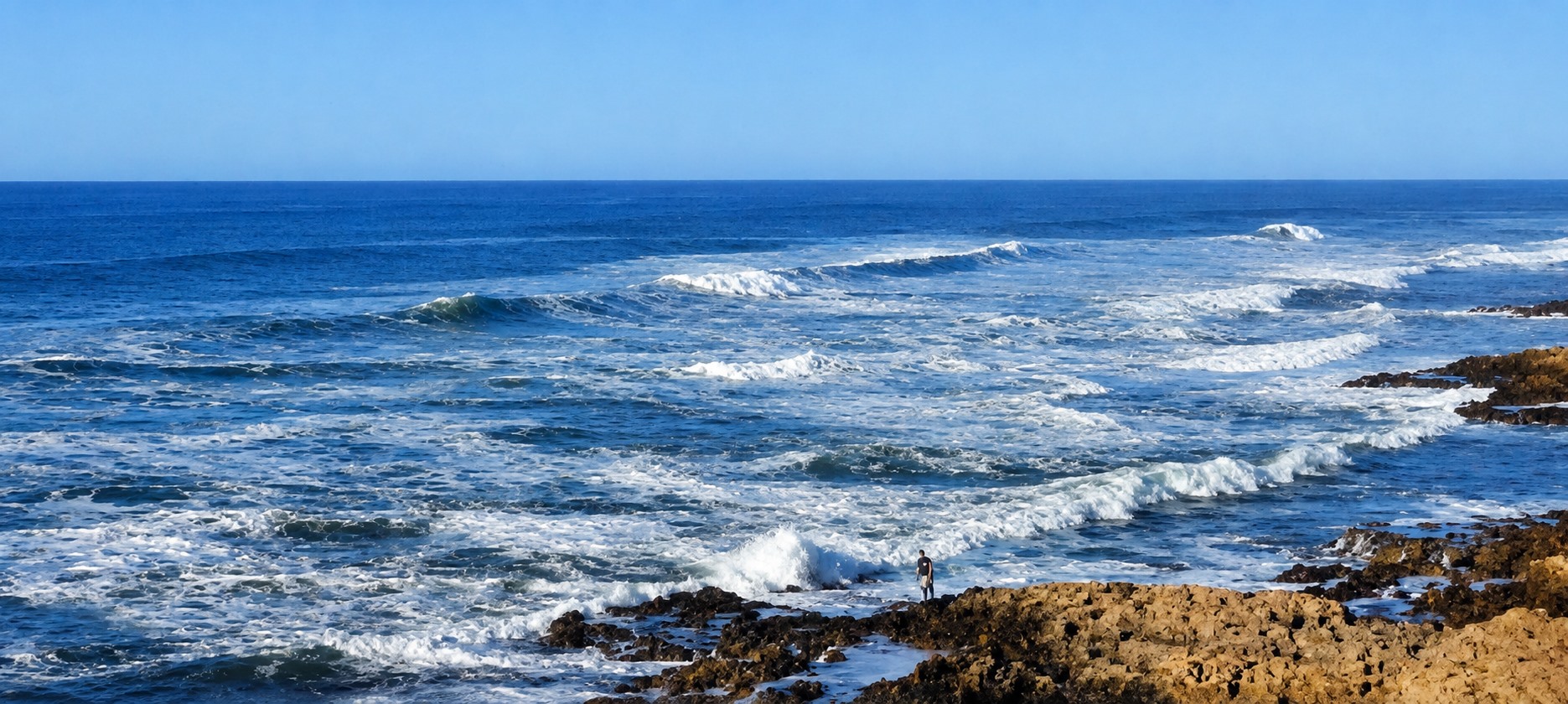 Vagues de l’océan Atlantique sur la côte rocheuse de Oualidia