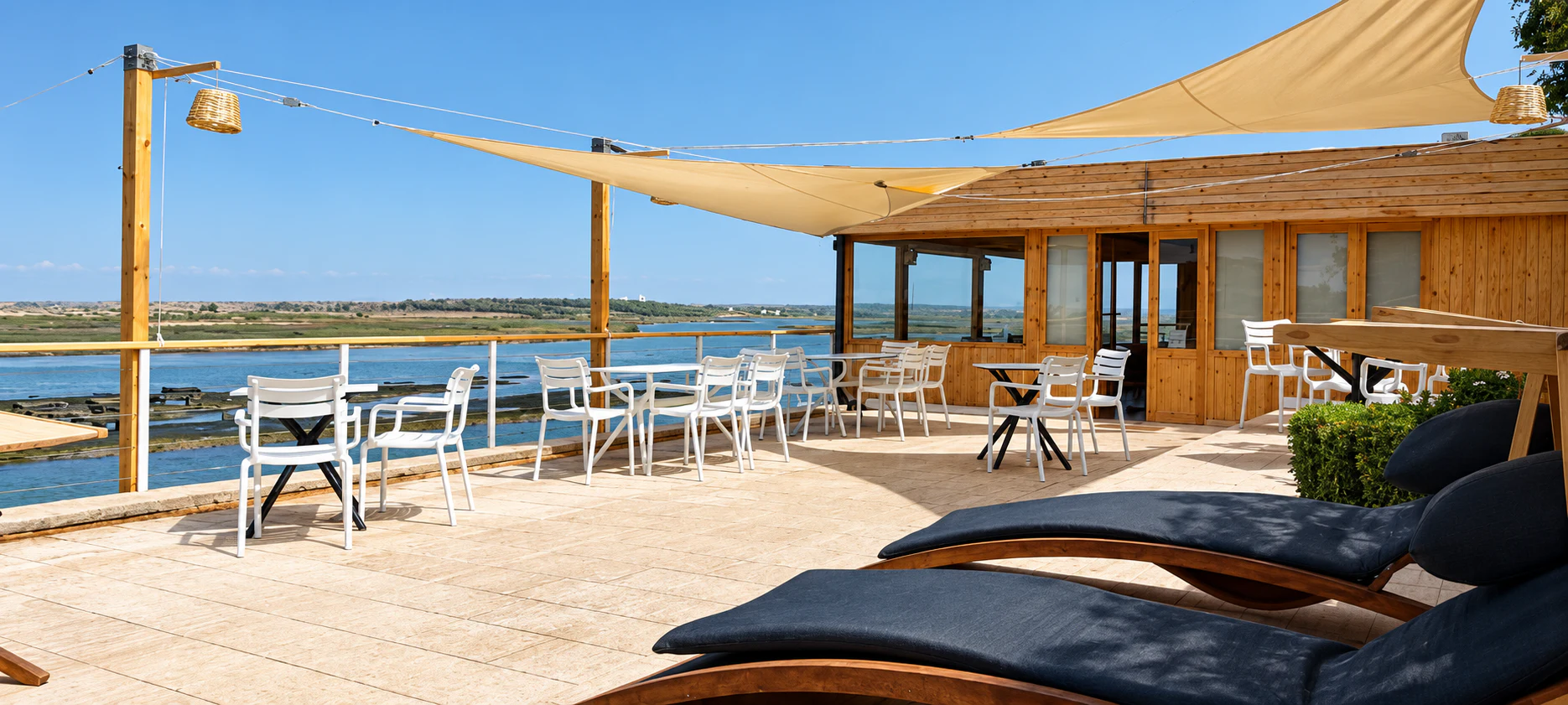 Terrasse extérieure du rooftop Ostréa face à la lagune