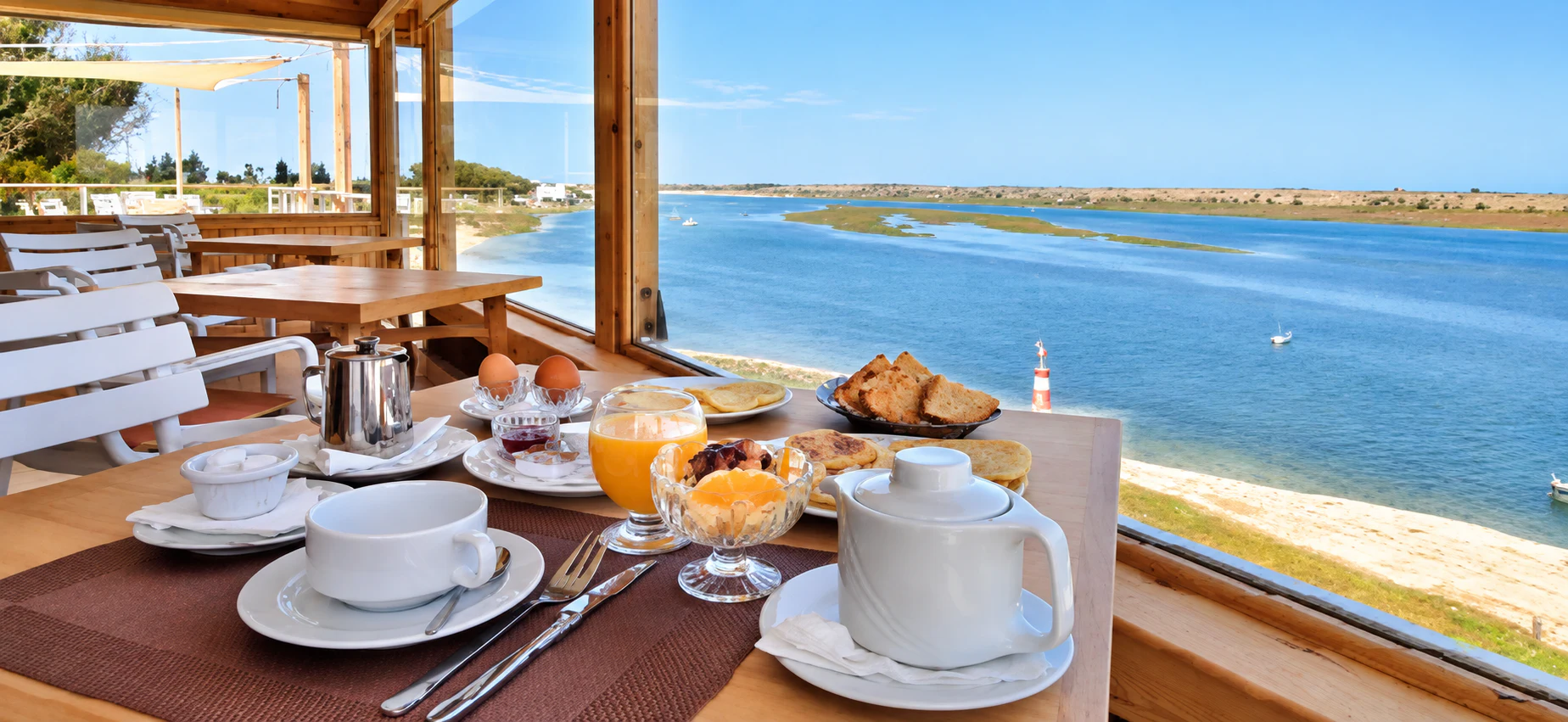 Petit-déjeuner servi sur le rooftop face à la lagune de Oualidia